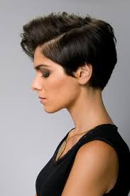 Tenue et coiffure rockabilly avec bandana rouge, dans le style us années 50. 1001 Idees Pour Une Coiffure Annee 50 Remise Au Gout Du Jour
