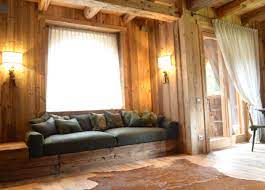 Divano Da Montagna In Lana Con Comodi Cuscini In Piuma Come Schienali Arredamento Di Uno Chalet Nelle Dolomiti House Arredamento Casa Arredamento