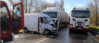 Longue Jumelles Voiture Contre Camion Un Blesse Aux Urgences A Angers Angers Maville Com