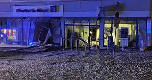 Hier findest du die öffnungszeiten vom deutsche bank, kurhausstraße 15 in bad segeberg, ebenfalls erhältst du die adresse, telefonnummer und fax. Pol Lip Bad Salzuflen Explosion Durch Sprengung Eines Geldautomaten Zeugen Gesucht Presseportal