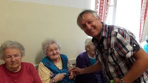 A hagyományok szerint zajlik majd a báli bevonulás, a bál szépe választás és megrendezik az utcabált is. Domov Dochodcov A Domov Socialnych Sluzieb