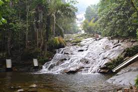Melihat air terjun lata kijang yang mengalir laju… oh, air terjun lata. Lata Kinjang Taman Eko Rimba Di Pinggir Lebuh Raya