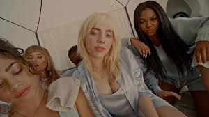 Billie eilish liefert mal wieder ab, diesmal mit unterstützung einer ganzen mädchengang! How Billie Eilish Went From Dirty Glamor To Adult Chic When Stunned In A New Single Lost Cause Video Eminetra New Zealand