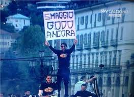 Partiti in treno bandiere in mano fan finalmente una trasferta oltre milano, nella sua curva è tutto a posto perché ha scordato il nostro coro. La Domanda Della Juve Scatena I Tifosi Contro Conte Ricordiamo Come Godeva A Udine Ilbianconero Com