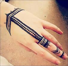 Kumpulan gambar henna tangan lengkap beserta cara membuatnya, tentunya bisa menjadikan referensi dan inspirasi bagi pemula atau profesional. Gambar Henna Tangan Yang Cantik Dan Cara Membuatnya