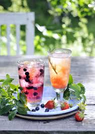 L Ete Respire Les Fleurs Cocktail Fruit Fruits Jus De Myrtille