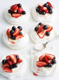 Nids De Meringue Et Petits Fruits Frais Ricardo Recipe Meringue Desserts Delicious Desserts Desserts