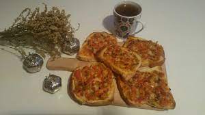 ekmek pizza nasil yapilir sahurluk pratik ekmek pizza bayat ekmekten doyurucu pizza yap youtube kahvalti pizza ekmekler