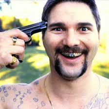 Buon compleanno Eric Bana! Oggi l'attore australiano spegne 52 candeline.  Il suo esordio sul grande schermo avviene nel 1997, con un piccolo ruolo  nella commedia The Castle ma è nel 2000 con