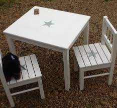 ensmble table et 2 chaises pour enfant patine blanc avec etsy chaise enfant petite chaise en bois chaise