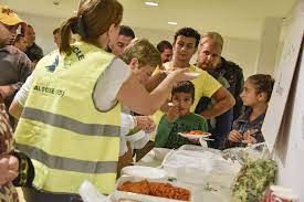 Plusieurs associations d'aide aux migrants ont adapté leurs distributions alimentaires aux restrictions sanitaires dues à la pandémie de coronavirus. Venir En Aide Aux Migrants Refugies Secours Populaire