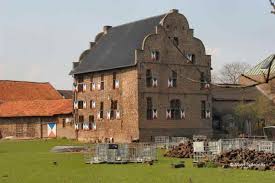 The simple courtyard, which used to be surrounded by moats, plays an important role in the history of the town, as there were family ties between the owners and the olmissen family called mülstroe (on haus hall in ratheim and haus. Wasserschloss Hall Haus Hall In Huckelhoven Ratheim
