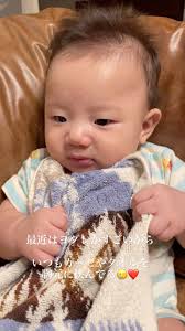 胸元のタオルがで、でけぇ！！！, ., レナどん４ヶ月！👏, 8.0kg 67cm, あっという間の４ヶ月！👏,  最近はお顔を見るとニコニコ笑うようになって愛爆発💥, ヨダレがとんでもなくてヨダレかぶれが少々。, .,  夜もほぼ寝なかったのが最近では平均3時間。長い時は5時間もまとめて眠るように…！, ...