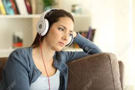 Ahora puedes descargar mp3 de musica triste gratis y en la más alta calidad 320 kbps, este playlist de musica online contiene 19 resultados de búsqueda que fueron previamente seleccionados para ti, aquí obtendrás las mejores canciones y videos que están de moda en este 2020, podrás bajar musica de musica triste en varios formatos de audio como. Triste Mujer Escuchando Musica Sentado En Un Sofa En La Sala De Estar En Casa Fotos Retratos Imagenes Y Fotografia De Archivo Libres De Derecho Image 93054279