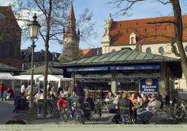 Viktualienmarkt Munchen Muenchen Bayern Deutschland Biergarten Bier Reise Erholung Freizeit Schach Schachspieler Munchen Bilder Biergarten