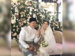 Sebelum ini tersebar luas mengenai spekulasi yang mengatakan datuk seri eizlan yusof bakal menamatkan zaman duda nya mereka melompat kegembiraan bila tahu saya nak kahwin semula. Eizlan Natasha Selamat Bergelar Suami Isteri