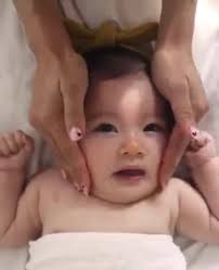 فوائد تدليك الطفل الرضيع:, إن التدليك يقوي علاقة الأم بطفلها عن طريق  التواصل عبر اللمس، حيث يشعر الطفل بالدفء وبقرب والدته منه واهتمامها به ،  وقد أثبتت الدراسات أن الاتصال الجسدي بين الأم والطفل يساعد ...