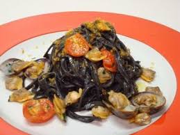 Se amate, come noi, i sapori del mare allora non potrete fare a meno di gustare questa facile ricetta con il nero di seppia. Tagliolini Al Nero Di Seppia Vongole E Bottarga Cibo Etnico Ricette E Risotto Nero Di Seppia