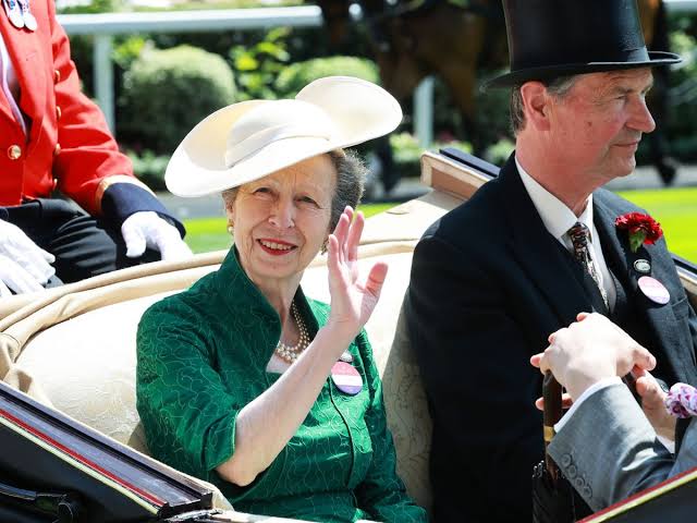 Princess Anne is 'restrained' and unaffectionate with her husband in  public, expert claims - Daily Record