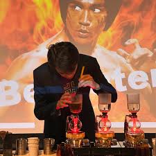 ☕️ Past weekend, we invited 2023 World Siphon Champion Mr Stanley Chien to  host a siphon coffee sharing session at JWC The Messengers together with  Eslite Bookstore & Starhill Gallery, featuring the