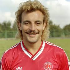 We are deeply saddened to learn of the passing of former player Steve  Thompson. The thoughts of everyone at Charlton Athletic are with Steve's  family and friends at this difficult time ❤️ #