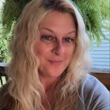 Dee Hourigan's Instagram, Twitter & Facebook