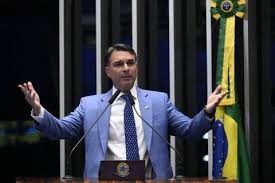 Centrão admite bom momento de Flávio Bolsonaro, mas descarta embarque tardio