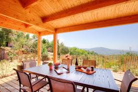 En Quete De Vacances Authentiques Direction Cette Maison En Bois A La Peripherie D Ajaccio Sur Un Vacances Corse Decoration Exterieur Maison Bois