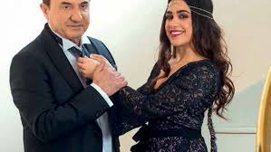 Η εκρηκτική performer, ωστόσο φροντίζει να κρατά καλά κρυμμένο το «μυστικό» της. Koni Meta3a Page 8 Of 8 Zappit