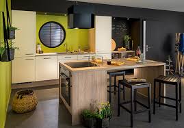 Preparer De Bons Petits Plats Autour D Un Ilot Central Alliant Le Coin Repas Et L Espace Preparation Dans Cuisine Blanche Et Bois Ilot Cuisine Cuisine Blanche