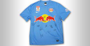 Der fc red bull salzburg präsentierte am freitagnachmittag sein neues trikot für die kommende saison. Aus Osterreich Signiertes Trikot Des Top Clubs Rb Salzburg