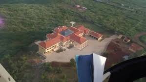 Rezervasyondan sonra telefon numarası ve adresi de dahil olmak üzere tesise ait kenyatta uluslararası konferans merkezi 11 km uzaklıktadır. 3 Luxurious Houses Owned By Raila Odinga