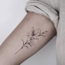 Vaders Dye On Instagram Delicate Lily By Anna Annarehtattoo Berlin Bookings Closed Lily Tattoo Small Henna Torso Tattoos
