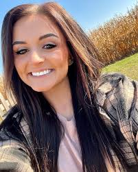 Jessica Oaks's Instagram, Twitter & Facebook