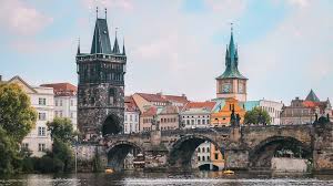 Die brücke ist neben der burg von prag und dem altstädter ring (hauptplatz der altstadt) eine der drei wichtigsten sehenswürdigkeiten der stadt prag. 25 Sehenswurdigkeiten In Tschechien Die Du Sehen Musst