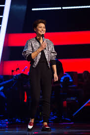 Bei the voice kids :dddd <3 hauptsache anders sein :) Emma Willis The Voice Kids Tv Show Series 2 Episode 1 Celebmafia