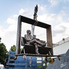 La Statua Di Lucio Dalla A Milo