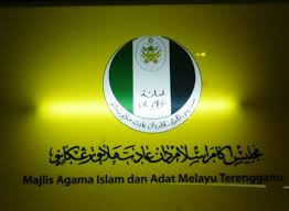 Sholat zhuhur disebut juga sholat al uulaa (الأُوْلَى) karena sholat waktu sholat zhuhur adalah ketika telah tergelincir matahari (menuju arah tenggelamnya) hingga bayangan seseorang sebagaimana tingginya selama. Lelaki Ditempat Awam Waktu Solat Jumaat Akan Ditahan Semasa Mstar