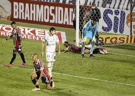 Dos 28 anteriores encontros, a são paulo venceu 8 jogos enquanto a santos venceu 14. Santos X Sao Paulo John Termina Classico No Sacrificio E Faz Defesas Apos Pancada No Joelho Video Santos Ge