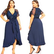 Robe soirée chic bleu marine grande taille décolleté volant. Look De Femme Ronde Robe De Soiree