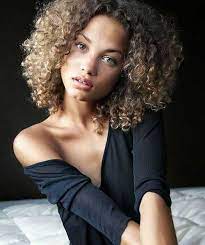 20 Naturally Curly Short Hairstyles Best Short Haircuts Lockige Frisuren Kurze Lockige Frisuren Frisuren Fur Schwarze Frauen