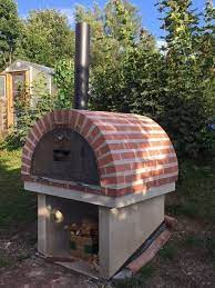 Achten sie bei der ausrichtung darauf, dass der die stahlstangen tragen schließlich die schamottsteine, die als wärmespeicher oben in den ofen eingearbeitet werden. Pizzaofen Mit Schamottsteinen Fur Den Garten Selber Bauen Pizzaofen Pizzaofen Selber Bauen Holzbackofen Selber Bauen