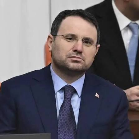 🔴#SONDAKİKA | Adalet Bakanı Akın Gürlek, sosyal medya kullanımına yönelik  yeni düzenlemeler yapılacağını açıkladı. Gürlek, “Sosyal medya hesaplarına  girmek için hem kimlik doğrulama hem de cep telefonu doğrulama gerekecek.”  dedi. Ayrıca, “15