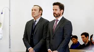 From triple threat to legal challenges on three fronts. Nach Anklage Kevin Spacey Erstmals Offentlich Gesichtet Promiflash De