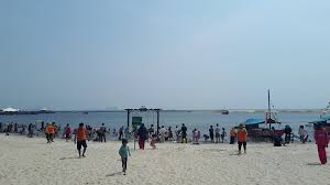 Known for live seafood to choose and cooked by your preference. Mengincar Wisata Laut Warga Memadati Pantai Lagoon