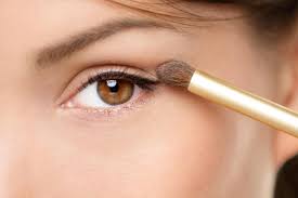 Menschen mit braunen augen haben sehr häufig einen dunkleren teint sowie eine dunkle haarfarbe. Braune Augen Schminken Tipps Und Tricks Brigitte De