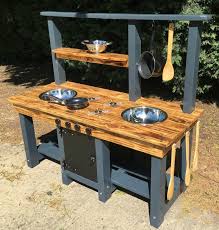 Eine Matschkuche Bauen Fur Mehr Spielspass Im Garten So Geht S In 2020 Outdoor Play Kitchen Mud Kitchen For Kids Diy Mud Kitchen