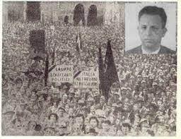 Appena due anni dopo il 1 maggio è segnato dalla strage di portella della ginestra, dove gli uomini del bandito giuliano fanno fuoco contro i lavoratori che assistono al comizio. Il 1 Maggio 1945 A Cremona Piazza Duomo Rosseggiava Di Bandiere