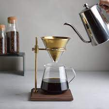 The set has everything you need for the perfect cup of coffee furthermore, the stand is designed so that it can be used with a scale to measure precise amounts of dripped coffee and has an adjustable height. Kinto Kaffeezubereiter Brewer Stand Set 4cups