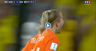 Sterspeler lieke martens van het nederlands vrouwenelftal in actie tegen zwitserland. Leeuwinnen Op Finalekoers Groenen Breekt Eindelijk De Ban Met Fraaie Schuiver Voetbalprimeur Nl